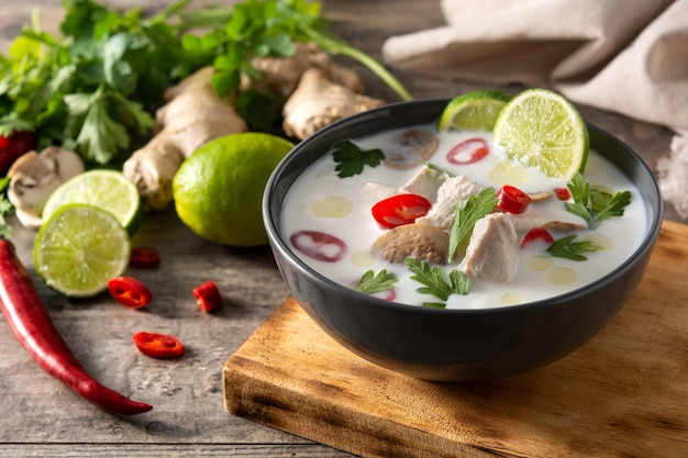 Comida tradicional tailandesa Tom Kha Gai em uma tigela