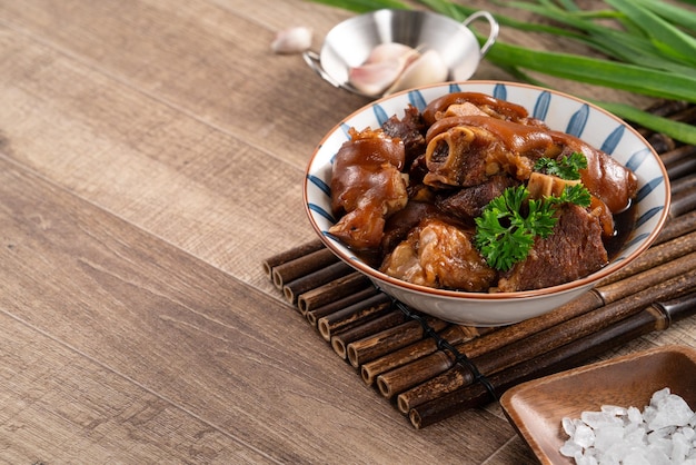 Comida tradicional taiwanesa de nudillo de cerdo en un cuenco