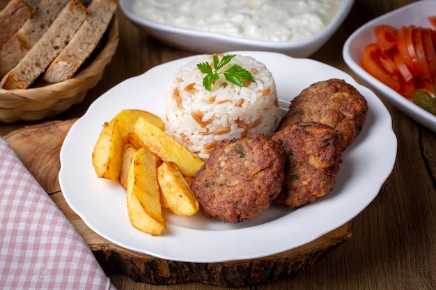 Comida tradicional turca albóndigas secas o albóndigas inegol con patatas Nombre turco Kuru kofte