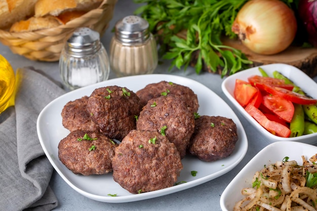 Comida tradicional turca; albóndigas turcas, nombre turco; Akcaabat kofte o kuru kofte)