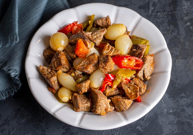 Foto comida tradicional turca com deliciosa carne estofado de cebolla com carne nombre turco etli sogan yahnisi et kavurma