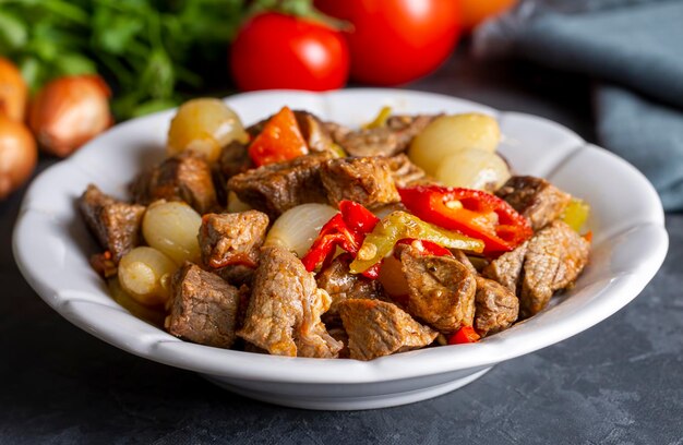 Foto comida tradicional turca com deliciosa carne estofado de cebolla com carne nombre turco etli sogan yahnisi et kavurma