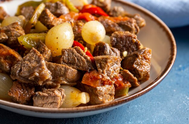 Foto comida tradicional turca com deliciosa carne estofado de cebolla com carne nombre turco etli sogan yahnisi et kavurma