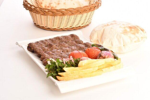 Foto comida tradicional turca de carne grega kebab isolada no fundo branco