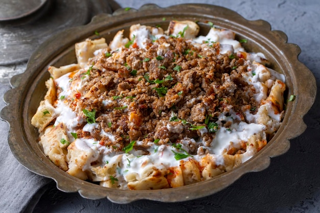 Comida tradicional turca de Kastamonu tirit refeição, iogurte e pão. nome turco; tirit kebabi