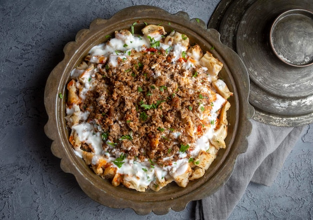 Comida tradicional turca de Kastamonu tirit refeição iogurte e pão Nome turco tirit kebabi