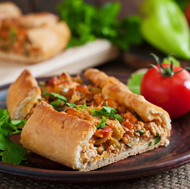 Comida tradicional turca de pide com carne e legumes