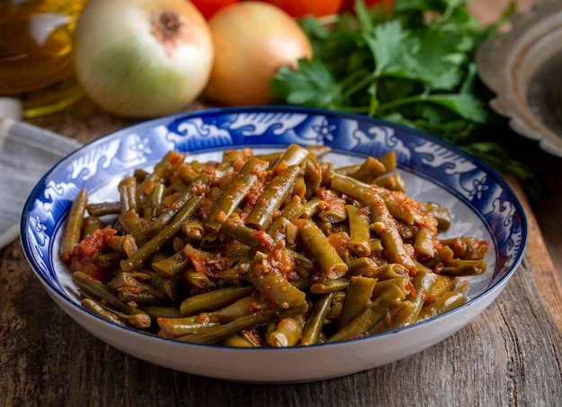 Comida tradicional turca deliciosa com ervilhas verdes frescas de olhos pretos Comida turca nome Zeytinyagli yesil taze borulce ou acebek