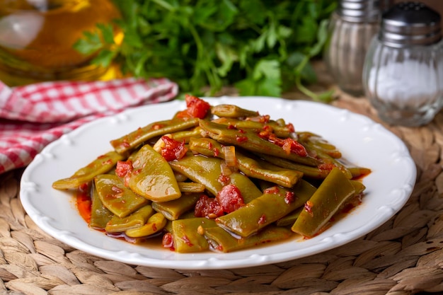 Foto comida tradicional turca deliciosa feijão verde com azeite nome turco zeytinyagli taze fasulye