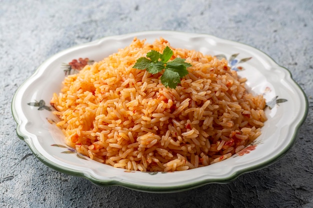 Comida tradicional turca deliciosa; pilaf de arroz com tomates (nome turco; Domatesli pirinc pilavi)