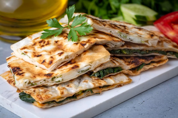 Comida tradicional turca, gozleme de panqueques turcos con queso y hierbas. El aperitivo es pastelería turca. Hay variedades como queso, espinaca, patata