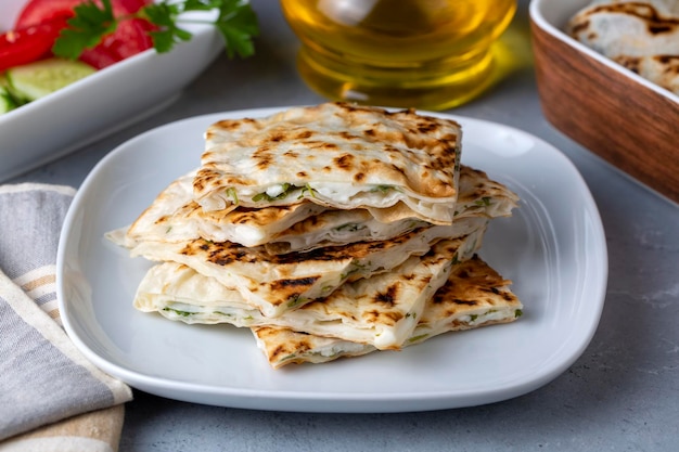 Comida tradicional turca, gozleme de panqueques turcos con queso y hierbas. El aperitivo es pastelería turca. Hay variedades como queso, espinaca, patata