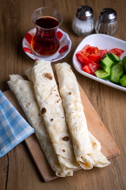 Comida tradicional turca local; envoltura de hojaldre de queso (nombre turco; Sikma)