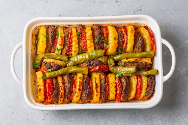 Comida tradicional turca; papas al horno y albóndigas. nombre turco; kofteli patates dizmesi, patates dizme