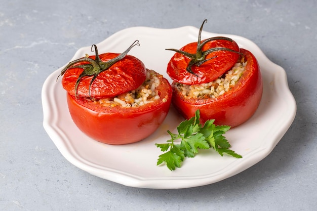 Comida tradicional turca Tomates rellenos con aceite de oliva rellenos de arroz Nombre turco domates dolmasi