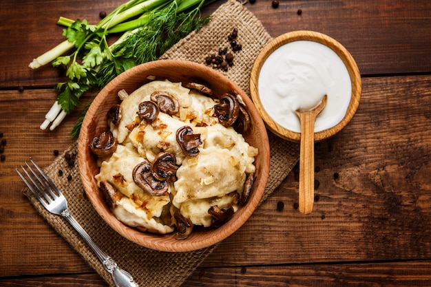 Comida tradicional ucraniana - bolinhos de massa varenik