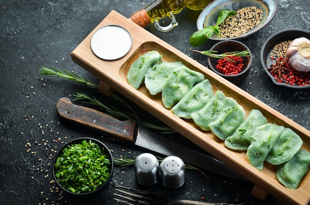 Comida tradicional ucraniana Bolinhos verdes com espinafre e queijo Vista superior Estilo rústico