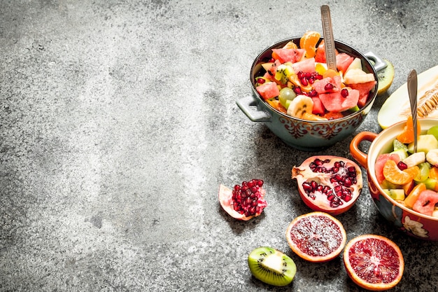 Comida tropical. Ensalada de frutas tropicales.