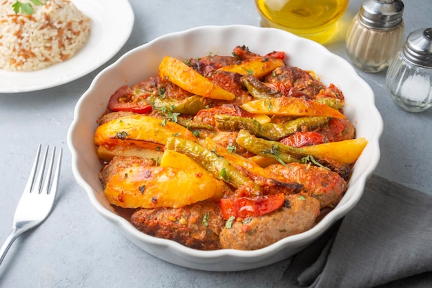 Comida turca caseira tradicional Kofte - Kofta com molho de tomate e batatas. (nome turco; Izmir kofte)