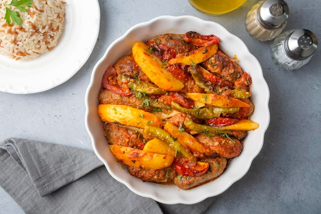 Comida turca casera tradicional Kofte - Kofta con salsa de tomate y patatas. (nombre turco; Izmir kofte)