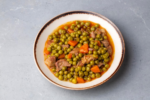 Comida turca Estofado de guisantes verdes carnosos - Carne estofada Etli Bezelye.