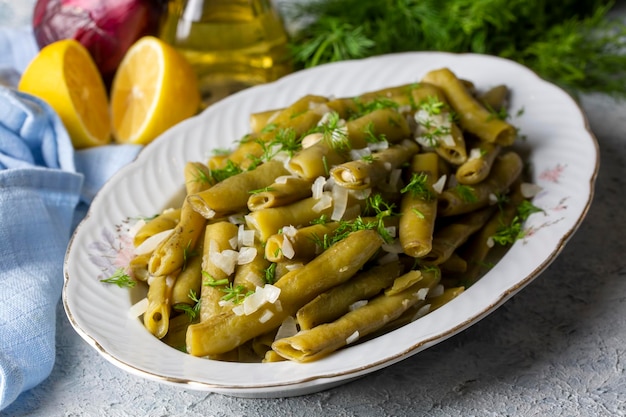 Comida turca Favas com azeite e endro (nome turco; Zeytinyagli Bakla).