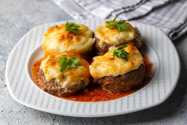 Comida turca Hasanpasa Kofte - Kofta com purê - Almôndega com molho bechamel e ervilhas verdes. Comida tradicional.