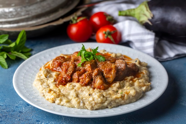 Comida turca Hunkar Begendi hecha con berenjena y carne.