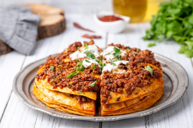 Comida turca Kayseri Yaglama com iogurte de carne picada e pasta de tomate