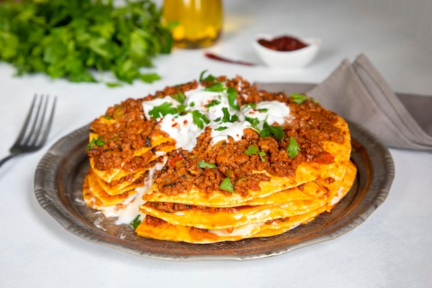 Comida turca kayseri yaglama com iogurte de carne picada e pasta de tomate