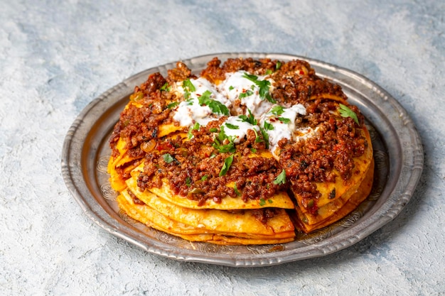 Comida turca Kayseri Yaglama con yogur de carne picada y pasta de tomate