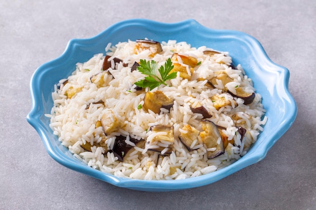 Comida turca tradicional berenjena arroz pilaf nombre turco Patlicanli pirinc pilavi