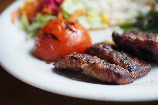 Comida turca tradicional de carne de kebab con ensalada en un plato