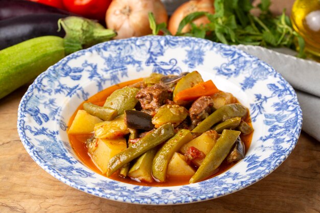 Comida turca Turlu Vegetais misturados com carne em cubos