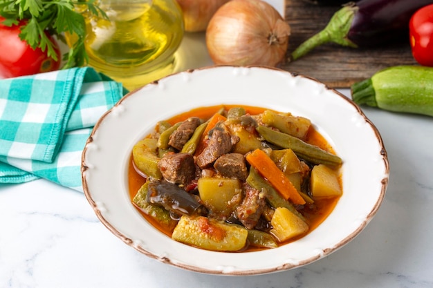 Comida turca Turlu Vegetales mezclados con carne en cubos