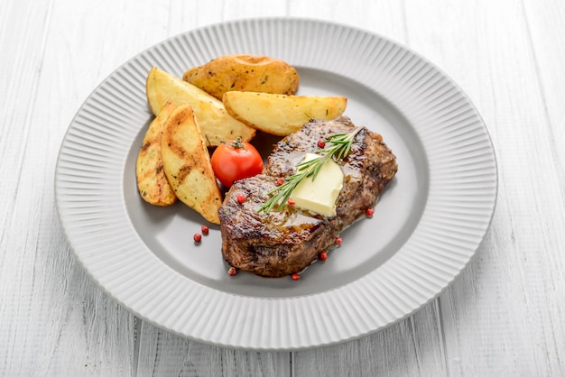 Comida útil e saborosa, bife grelhado com batatas fritas