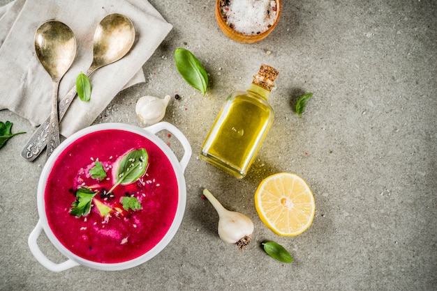 Comida vegan, gaspacho frio de verão, sopa de beterraba com limão, abacate e ervas frescas