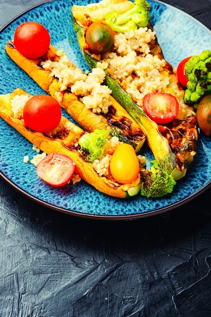 Comida vegana a base de calabacín frito relleno de quinua y verduras.