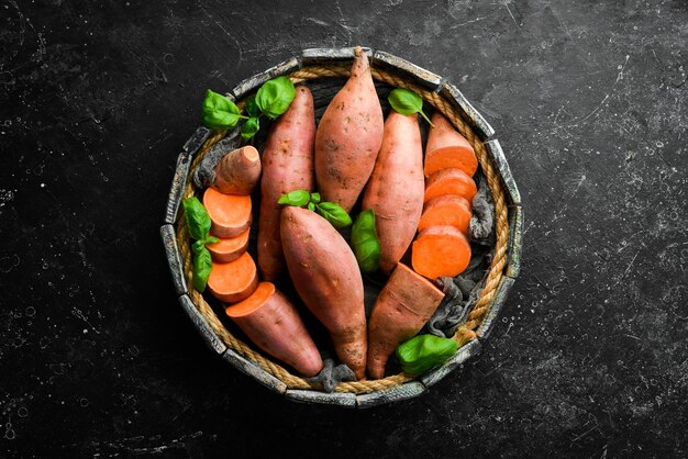 Comida vegana Batatas en una caja de madera Vista superior Espacio libre para su texto