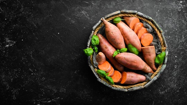 Comida vegana Batatas en una caja de madera Vista superior Espacio libre para su texto