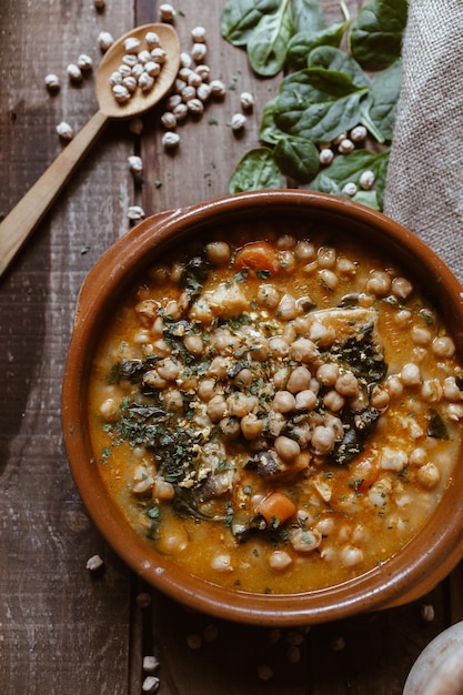 Foto la comida vegana chickpeas con chard potaje es una comida típica española