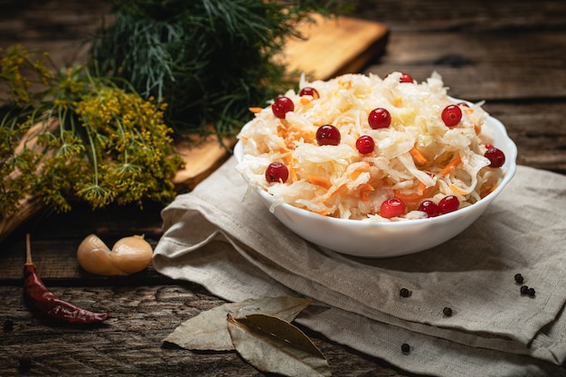 Comida vegana - chucrute com cranberries em uma superfície de madeira