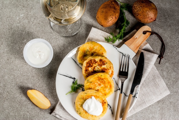 Comida vegana. Panqueques de puré de papa con queso, chuletas con eneldo y crema agria