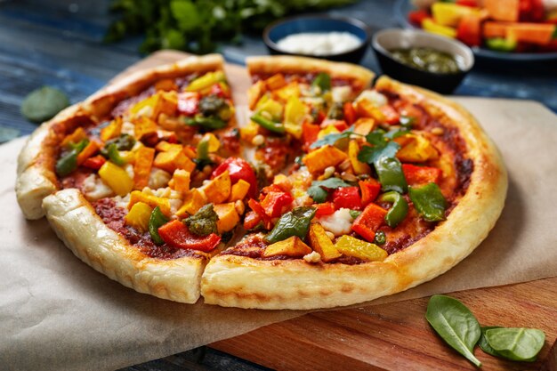 Comida vegana. Pizza saludable con verduras sobre fondo azul