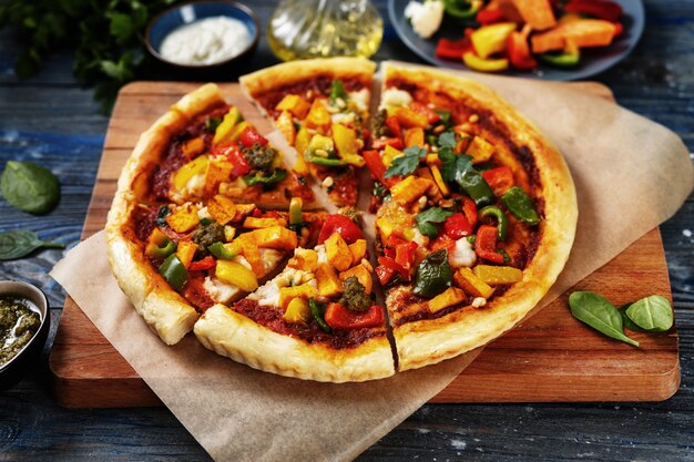 Comida vegana. Pizza de verduras con pesto de tomate y pasta cremosa de coliflor