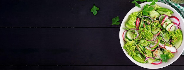 Comida vegana saludable ensalada de verduras vegetariana de ráfago pepinos lechuga y cebolla roja Vista superior espacio de copia de banner