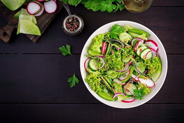 Comida vegana saludable ensalada de verduras vegetariana de ráfago pepinos lechuga y cebolla roja Vista superior espacio de copia