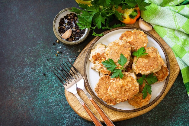 Comida vegana saudável Costeletas de peixe vermelho em uma pedra escura ou mesa de ardósia Vista superior Copiar espaço