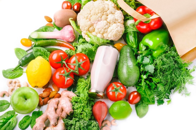 Comida vegana saudável em saco de papel cheio de legumes e frutas no banner de espaço de cópia de fundo branco Comprando mantimentos de supermercado de comida e conceito de alimentação limpa