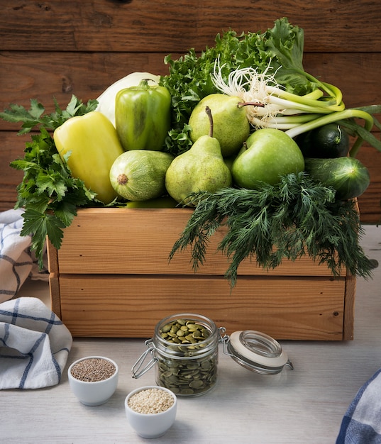 Comida vegana. Verduras verdes frescas en caja de madera